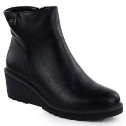 Botki damskie na koturnie czarne Jezzi RMR2510-2. Czarne botki damskie Jezzi, ze skóry ekologicznej, bez obcasa, na koturnie, bez zapięcia. Za 179.99 zł.