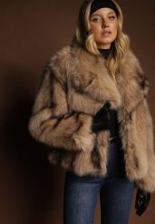 Beżowa Kurtka Futerko z Ozdobnym Kołnierzem Fitene. Brązowe kurtki damskie Renee, bez wzorów, z futra, bez kaptura. Za 249.99 zł.