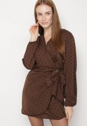 Brązowa Sukienka Kopertowa w Kropki z Wiązaniem w Talii Enevie. Brązowe sukienki damskie Born2be, bez wzorów, eleganckie, bez ramiączek. Za 149.99 zł.