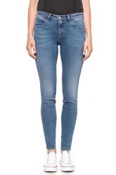 WRANGLER SKINNY JOLLY GREENS W28KUF28I 112128343. Niebieskie rurki damskie Wrangler, z aplikacjami, z jeansu. W wyprzedaży za 99.99 zł.
