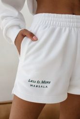 Szorty z dzianiny dresowej z haftem zielonym w kolorze CHEMICAL WHITE - LE PETIT. Białe spodenki sportowe damskie Marsala, s, bez wzorów, z bawełny, z podwyższonym stanem, na fitness i siłownię. Za 189.90 zł.