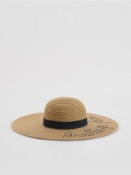 Pleciony kapelusz z napisami - kremowy. Białe kapelusze damskie Reserved, bez wzorów. Za 99.99 zł.