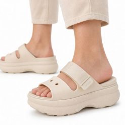 Sandały klapki damskie platformy Crocs SOHO TWO STRAP SANDAL. Brązowe klapki damskie Crocs, bez wzorów, z jeansu, bez obcasa, na platformie, bez zapięcia. Za 239.00 zł.