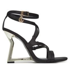 Sandały Just Cavalli. Czarne sandały damskie Just Cavalli, bez wzorów, bez obcasa, na koturnie, bez zapięcia. Za 749.99 zł.