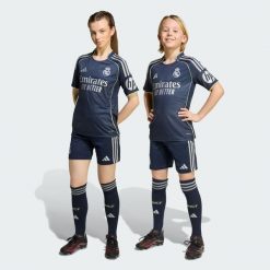 Spodenki wyjazdowe Real Madryt 25/26. Niebieskie spodenki sportowe damskie Adidas, bez wzorów, do piłki nożnej. Za 179.00 zł.