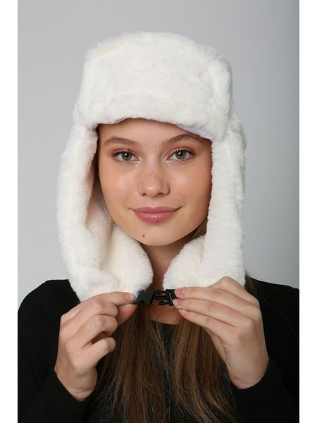 Lucky Bees Czapka w kolorze białym rozmiar: onesize. Białe czapki damskie Lucky Bees, bez wzorów, z futra. Za 43.99 zł.