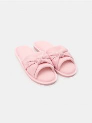 Kapcie z dekoracyjną kokardą - różowy. Czerwone kapcie damskie Sinsay. Za 19.99 zł.