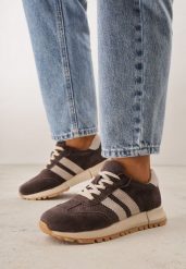Brązowe Zamszowe Sneakersy Ozdobione Perforacją i Paskami Semielle. Brązowe obuwie sportowe damskie Born2be, z zamszu, bez zapięcia, trekkingowe. Za 209.99 zł.