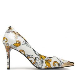 Szpilki Versace Jeans Couture. Białe szpilki damskie Versace Jeans Couture, bez wzorów, z jeansu, bez obcasa, na szpilce, bez zapięcia. Za 559.99 zł.