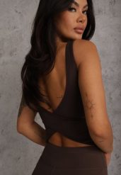 Brązowy Top Sportowy z Dekoltem i Skrzyżowanymi Paskami na Plecach Helynore. Brązowe koszulki sportowe damskie Renee, m, bez wzorów, bez ramiączek, do biegania. Za 69.99 zł.