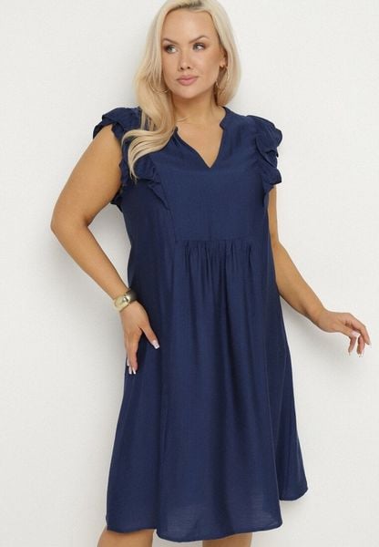 Niebieska Sukienka Pudełkowa z Bawełną i Trójkątnym Dekoltem Ozdobiona Falbankami Vikirva. Niebieskie sukienki damskie Born2be, bez wzorów, z bawełny, eleganckie, bez ramiączek. Za 89.99 zł.