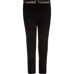 Hummel IRIS PANTS Jegginsy black. Czarne jeansy dziewczęce Hummel, z bawełny. W wyprzedaży za 135.20 zł.