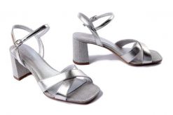 TAMARIS 1-28320-44 957 platinum, sandały damskie. Szare sandały damskie Tamaris, bez wzorów, z gumy, bez obcasa, bez zapięcia. Za 209.93 zł.