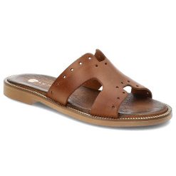 Brązowe Klapki Armodo Wygodne Obuwie Damskie. Brązowe klapki damskie Armodo, bez wzorów, bez obcasa, na obcasie, bez zapięcia. Za 259.00 zł.