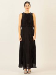 APART Sukienka w kolorze czarnym rozmiar: 42. Czarne sukienki damskie Apart, bez wzorów, bez ramiączek. Za 302.35 zł.