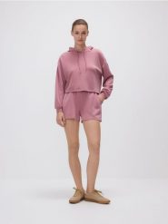 Krótka bluza z kapturem - jasnofioletowy. Fioletowe bluzy damskie Reserved, l, bez wzorów, z dzianiny, z kapturem. Za 89.99 zł.
