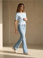 Jeansy flare low waist z efektem sprania - niebieski. Niebieskie jeansy damskie Sinsay. Za 49.99 zł.