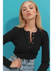 Trend Alaçatı Stili Koszulka w kolorze czarnym rozmiar: M. Czarne bluzki damskie Trend Alaçatı Stili, m, bez wzorów, bez kołnierzyka, bez ramiączek. Za 56.99 zł.