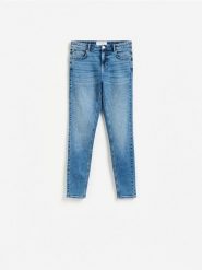 Jeansy slim fit - niebieski. Niebieskie jeansy damskie Reserved. Za 99.99 zł.