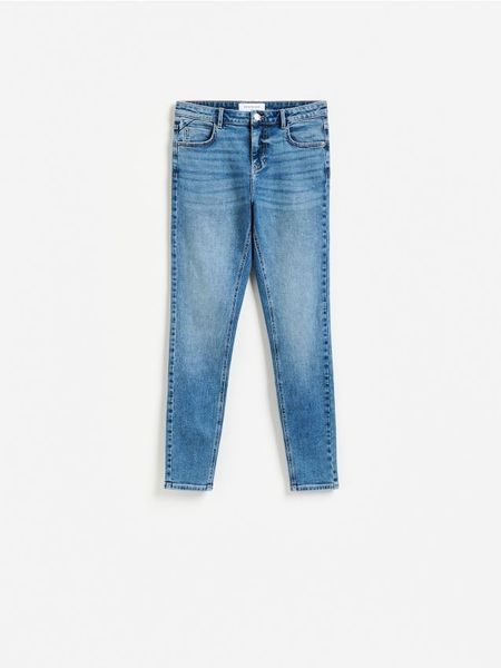 Jeansy slim fit - niebieski. Niebieskie jeansy damskie Reserved. Za 99.99 zł.