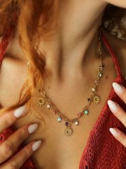 Charlize Pozłacany naszyjnik z kamieniami ozdobnymi - dł. 48 cm rozmiar: onesize. Żółte naszyjniki damskie Charlize, pozłacane. Za 100.04 zł.