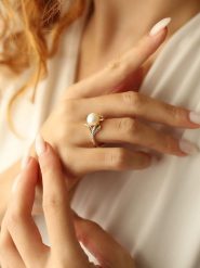 Pierres delicates Pozłacany pierścionek z perłą i cyrkoniami rozmiar: onesize. Białe pierścionki damskie Pierres delicates, z cyrkonią, pozłacane. Za 30.99 zł.