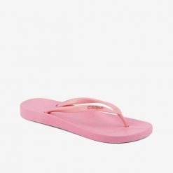 Damskie klapki Coqui Kaja. Czerwone klapki damskie Coqui, bez wzorów, z materiału, bez obcasa, na płaskiej podeszwie, bez zapięcia. Za 110.99 zł.