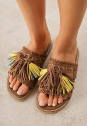 Brązowe Płaskie Klapki Boho VICES z Imitacji Zamszu Zdobione Frędzlami Krili. Brązowe klapki damskie Born2be, z aplikacjami, z jeansu, bez obcasa, na płaskiej podeszwie, bez zapięcia. Za 119.99 zł.