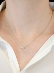 Tamaris Naszyjnik z elementem ozdobnym - dł. 45 cm rozmiar: onesize. Szare naszyjniki damskie Tamaris, z cyrkonią, ze stali. Za 86.99 zł.