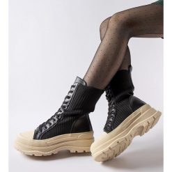 Czarne skarpetowe buty jasna podeszwa Vitto. Czarne botki damskie eleganckie, z okrągłym noskiem, za kostkę, bez obcasa, na obcasie, bez zapięcia. Za 78.33 zł.