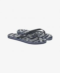 Superdry Vintage Vegan klapki gumowe – Navy/Silver. Szare klapki damskie Superdry, bez wzorów, z gumy, bez obcasa, bez zapięcia. Za 90.05 zł.