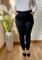 Czarne jeansowe spodnie z wysokim stanem i zwężaną nogawką PLUS SIZE XXL. Czarne spodnie materiałowe damskie Nasi partnerzy, bez wzorów, z bawełny, krótkie. Za 199.90 zł.