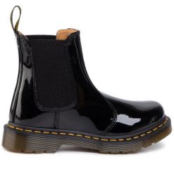 Sztyblety Dr. Martens. Czarne botki damskie Dr Martens, bez obcasa, na płaskiej podeszwie, bez zapięcia. Za 449.99 zł.