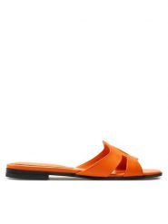 Guess Klapki FLGCIA LEA19 Pomarańczowy. Brązowe klapki damskie Guess, z aplikacjami, ze skóry, bez obcasa, bez zapięcia. Za 499.99 zł.