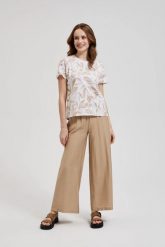 Bluza z okrągłym dekoltem i wzorem liści beżowa. Brązowe bluzy damskie MOODO, bez wzorów, bez kaptura. W wyprzedaży za 24.99 zł.