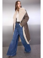 Trendyol Płaszcz w kolorze szarobrązowym ze skóry syntetycznej rozmiar: 38. Brązowe płaszcze damskie Trendyol, bez wzorów, ze skóry, bez kaptura. Za 219.08 zł.