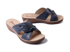 INBLU GL-63 004 granatowy, klapki damskie. Niebieskie klapki damskie Inblu, z aplikacjami, bez obcasa, na koturnie, bez zapięcia. Za 62.39 zł.