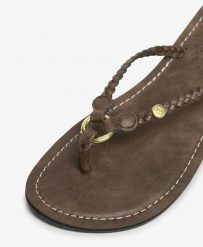 Superdry plecione klapki z ekoskóry – Fudge Brown. Brązowe klapki damskie Superdry, bez wzorów, bez obcasa, bez zapięcia. Za 129.40 zł.