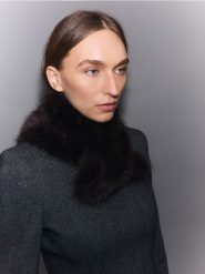 Szalik ze sztucznego futerka - ciemnobrązowy. Brązowe szaliki damskie Reserved, bez wzorów. Za 79.99 zł.