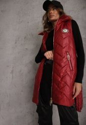 Czerwona Długa Pikowana Kamizelka z Kapturem i Ozdobną Naszywką Mentape. Czerwone kamizelki damskie Renee, l, z aplikacjami, z kapturem. Za 139.99 zł.