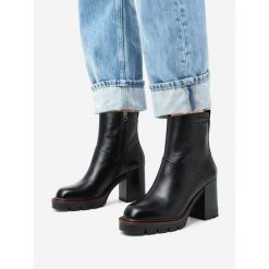 Botki G-Star. Czarne botki damskie G-Star, retro, bez obcasa, na słupku, bez zapięcia. Za 419.99 zł.