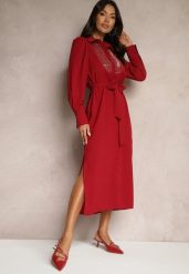 Bordowa Koszulowa Sukienka Ozdobiona Koralikami Cekinami i Paskiem Tidanis. Czerwone sukienki damskie Renee, bez wzorów, eleganckie, bez ramiączek. W wyprzedaży za 151.99 zł.