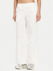 Puma Spodnie dresowe Dare To 629808 Biały Relaxed Fit. Białe spodnie dresowe damskie Puma, l, bez wzorów, z dresówki. Za 229.99 zł.
