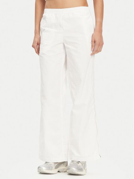 Puma Spodnie dresowe Dare To 629808 Biały Relaxed Fit. Białe spodnie dresowe damskie Puma, xl, bez wzorów, z dresówki. Za 229.99 zł.