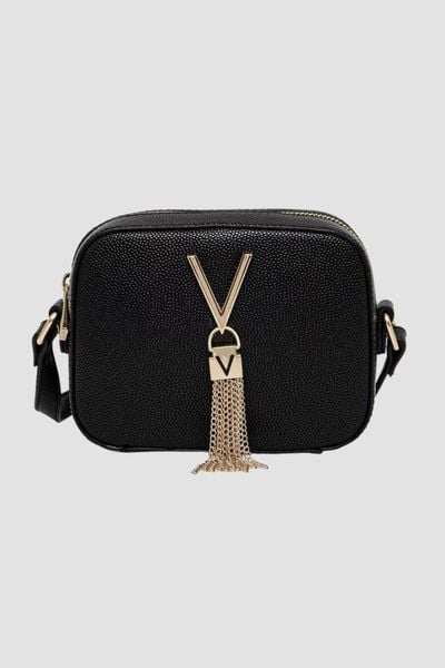VALENTINO Czarna torebka ze złotymi okuciami Divina Camera Bag. Czarne torebki wieczorowe damskie Valentino by Mario Valentino, bez wzorów, bez dodatków. W wyprzedaży za 147.99 zł.