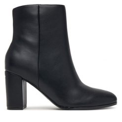 Botki Guess. Czarne botki damskie Guess, bez obcasa, na słupku, bez zapięcia. Za 544.99 zł.