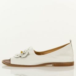 Białe skórzane Polskie sandały damskie z zakrytą piętą Deoni D487A. Białe sandały damskie Deoni, z aplikacjami, z jeansu, bez obcasa, na płaskiej podeszwie, bez zapięcia. Za 449.00 zł.