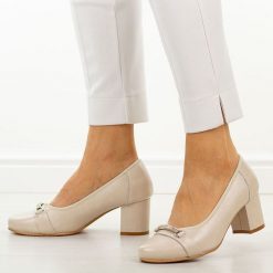 Beżowe skórzane czółenka damskie Cambell 19450. Brązowe czółenka damskie Cambell, bez wzorów, ze skóry, z okrągłym noskiem, bez obcasa, na słupku. Za 219.00 zł.