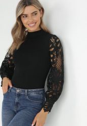 Czarny Sweter z Prążkowanej Dzianiny z Koronkowymi Rękawami Victoriah. Czarne swetry klasyczne damskie Born2be, uniwersalny, z dzianiny, bez kołnierzyka. Za 119.99 zł.