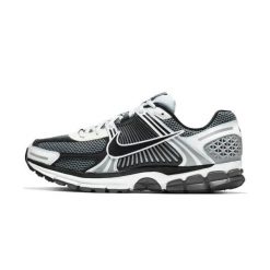 Nike Zoom Vomero 5 SE SP Dark Grey Black. Szare obuwie sportowe damskie Nike, z meshu, bez zapięcia, do biegania, Nike Zoom. Za 1,180.67 zł.